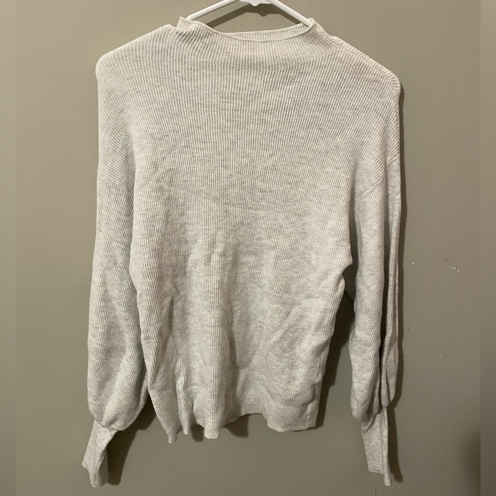 Light gray/white sweater